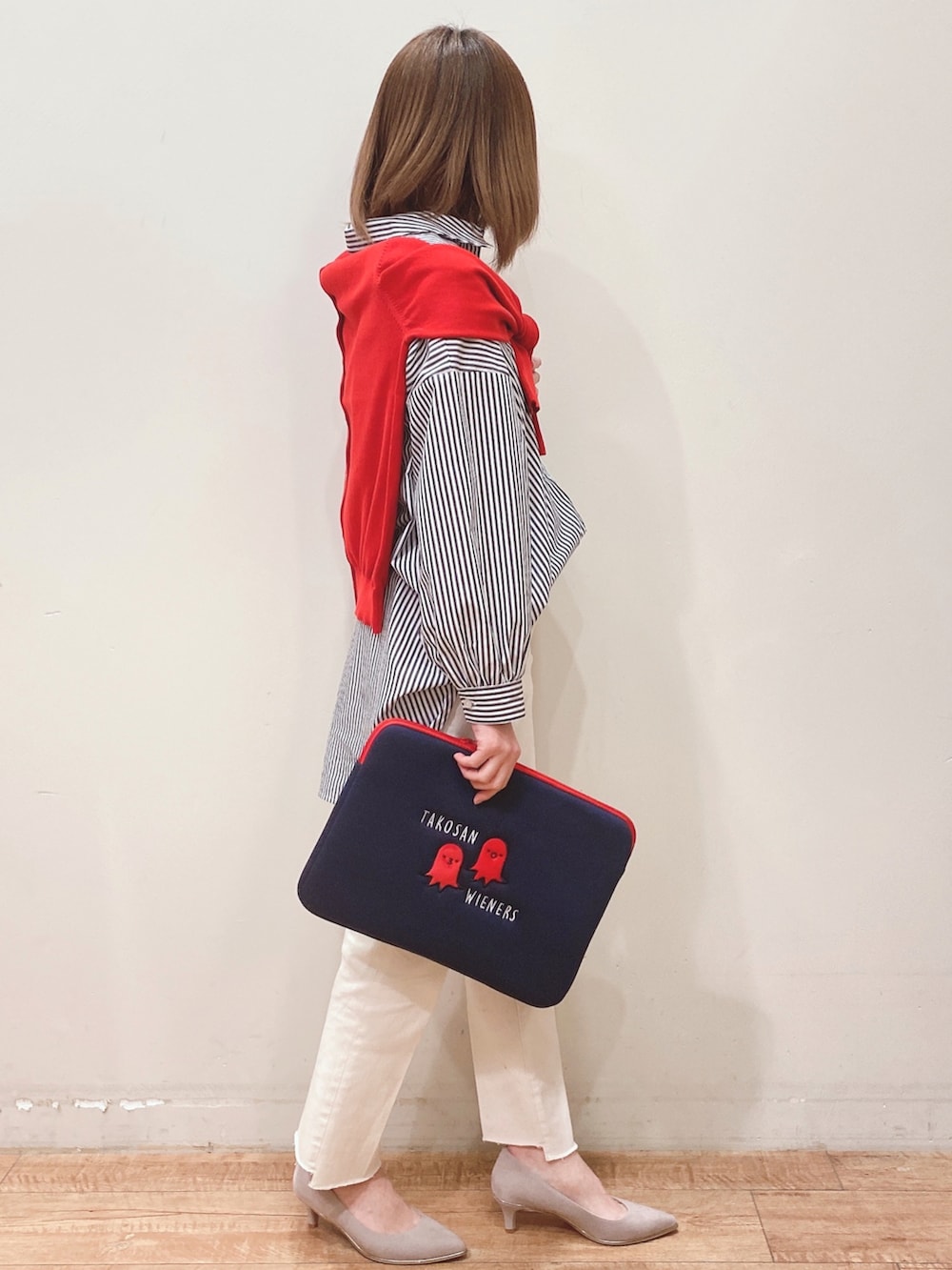 ブラック系のシャツ/ブラウス、レッド系のカーディガン/ボレロ、ホワイト系のデニムパンツを着用したレディースの春コーディネートの2枚目の写真