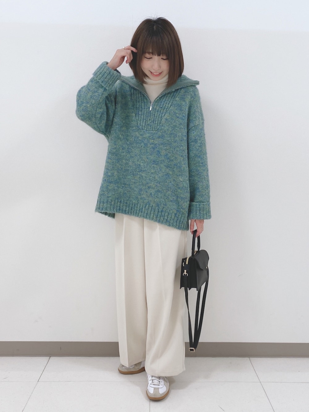 グリーン系のニット/セーター、ホワイト系のニット/セーター、ベージュ系のその他パンツを着用したレディースの冬コーディネートの4枚目の写真