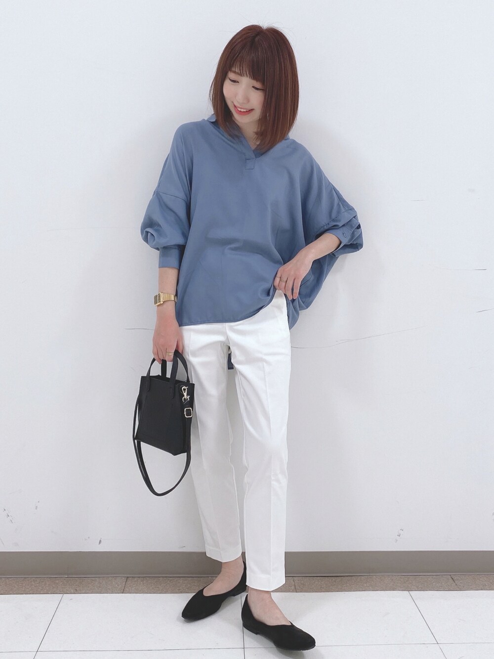 ブルー系のシャツ/ブラウス、ホワイト系のその他パンツ、ブラック系のパンプスを着用したレディースの春コーディネートの4枚目の写真