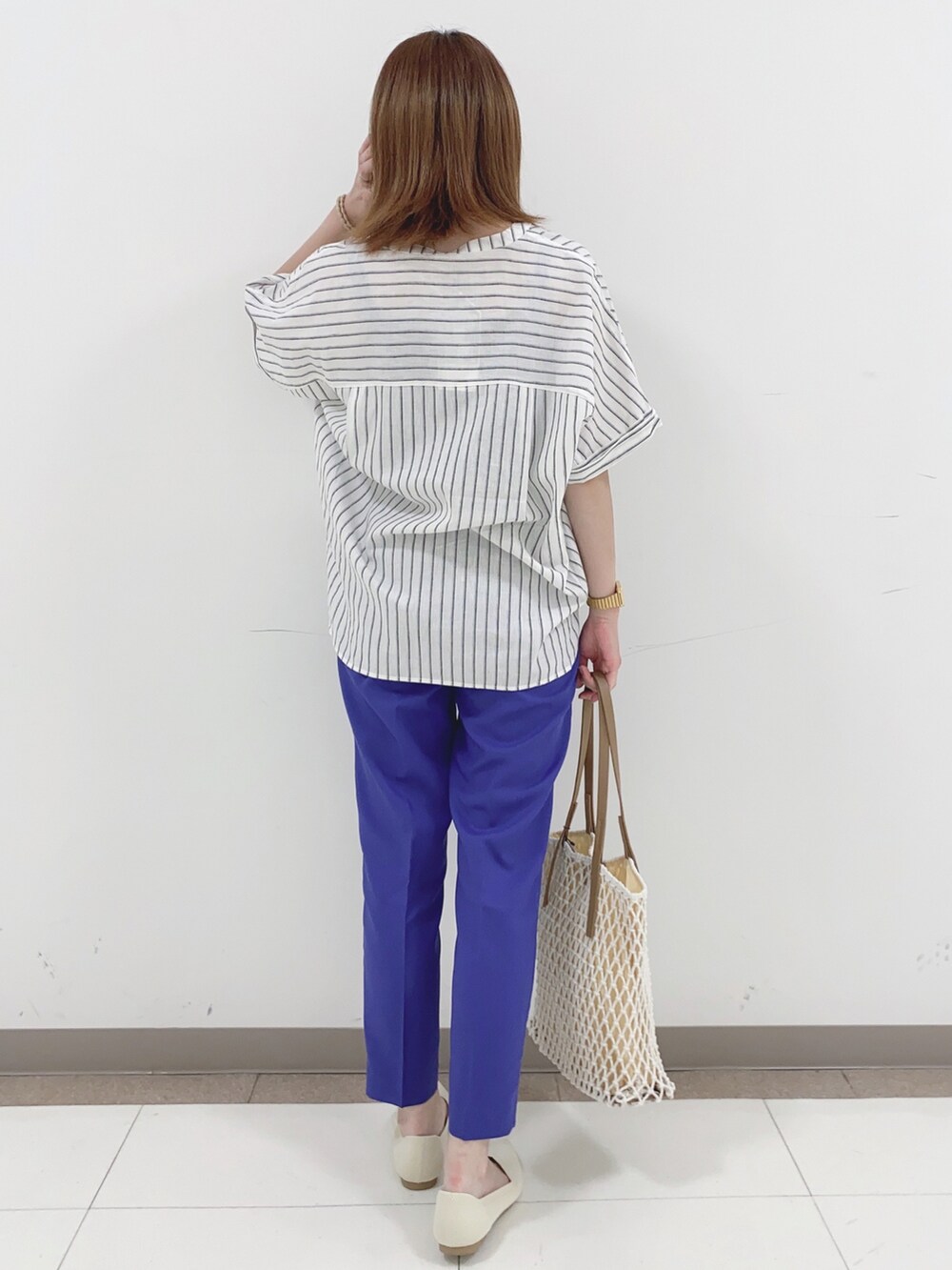 ブルー系のシャツ/ブラウス、ブルー系のその他パンツ、ベージュ系のパンプスを着用したレディースの春コーディネートの3枚目の写真