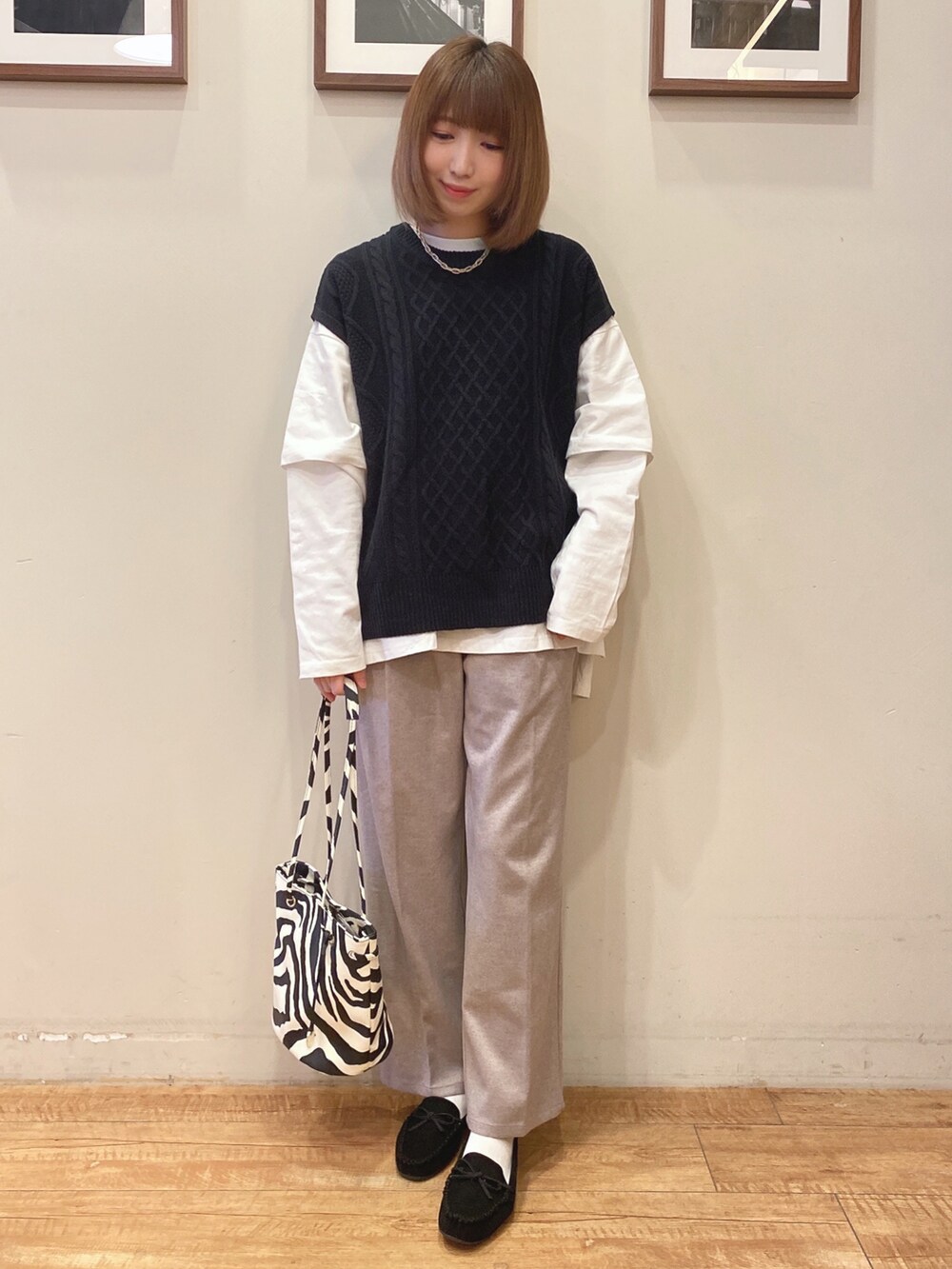 ブラック系のその他トップス、ブラウン系のその他パンツ、ブラック系のトートバッグを着用したレディースの冬コーディネートの2枚目の写真