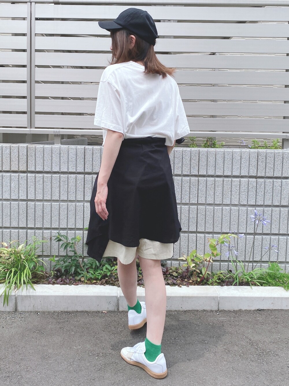 ホワイト系のTシャツ/カットソー、ベージュ系のその他パンツ、ホワイト系のスニーカーを着用したレディースの夏コーディネートの2枚目の写真