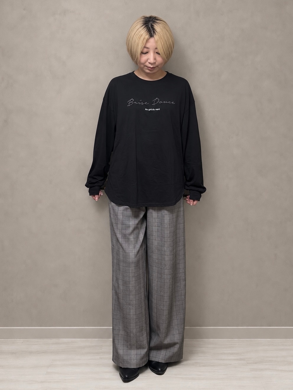 イエロー系のシャツ/ブラウス、ブラック系のTシャツ/カットソー、グレー系のその他パンツを着用したレディースの秋コーディネートの4枚目の写真