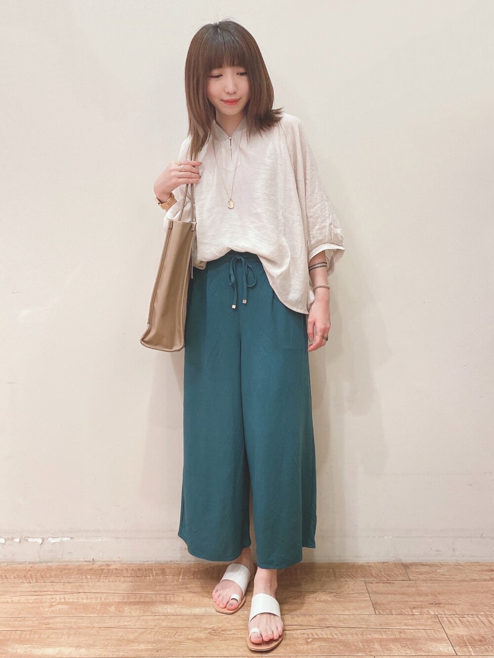 ベージュ系のその他トップス、ホワイト系のサンダル、ベージュ系のトートバッグを着用したレディースの夏コーディネートの4枚目の写真