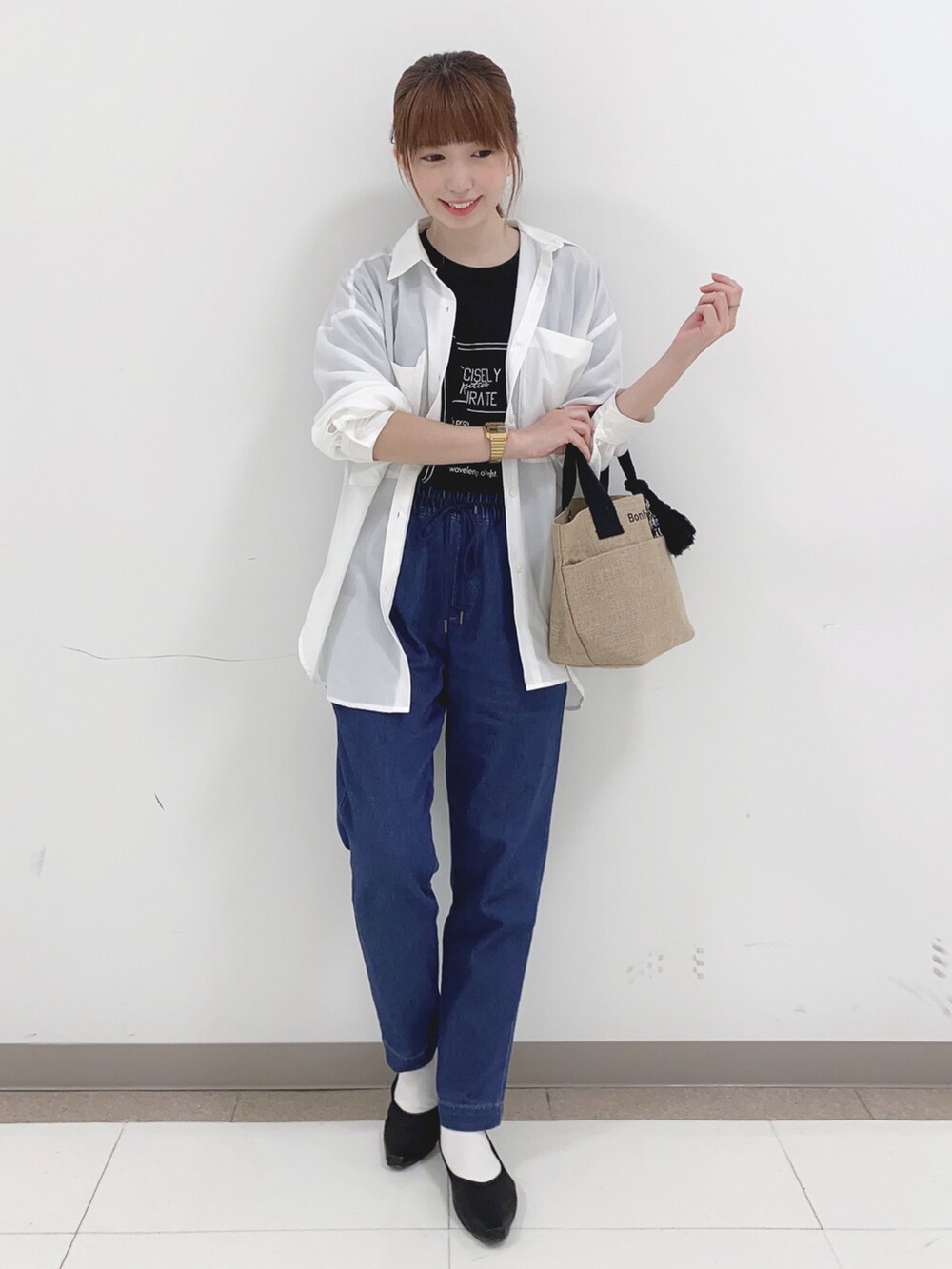 ホワイト系のシャツ/ブラウス、ブラック系のTシャツ/カットソー、ブルー系のその他パンツを着用したレディースの春コーディネートの4枚目の写真