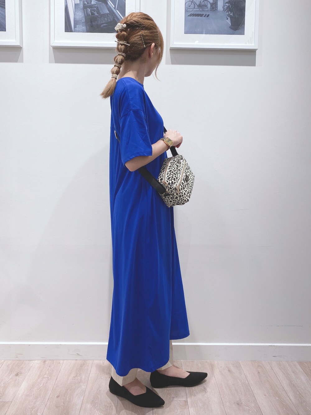 ブルー系のワンピース、ホワイト系のその他パンツ、ブラック系のパンプスを着用したレディースの夏コーディネートの2枚目の写真