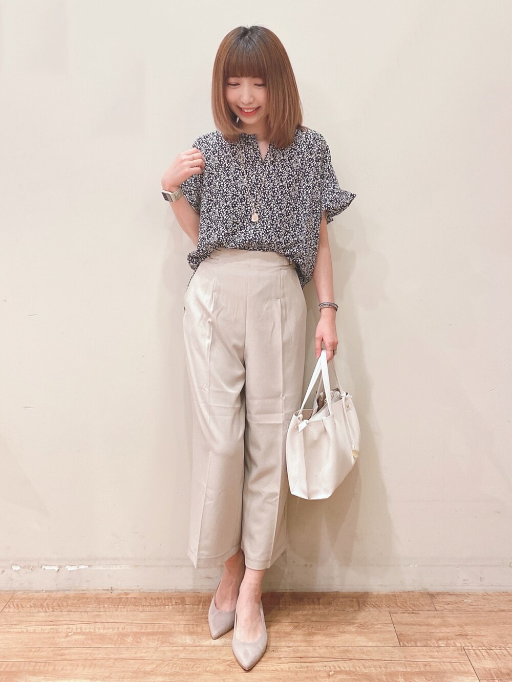 ブルー系のシャツ/ブラウス、ベージュ系のその他パンツ、ベージュ系のパンプスを着用したレディースの春コーディネートの4枚目の写真