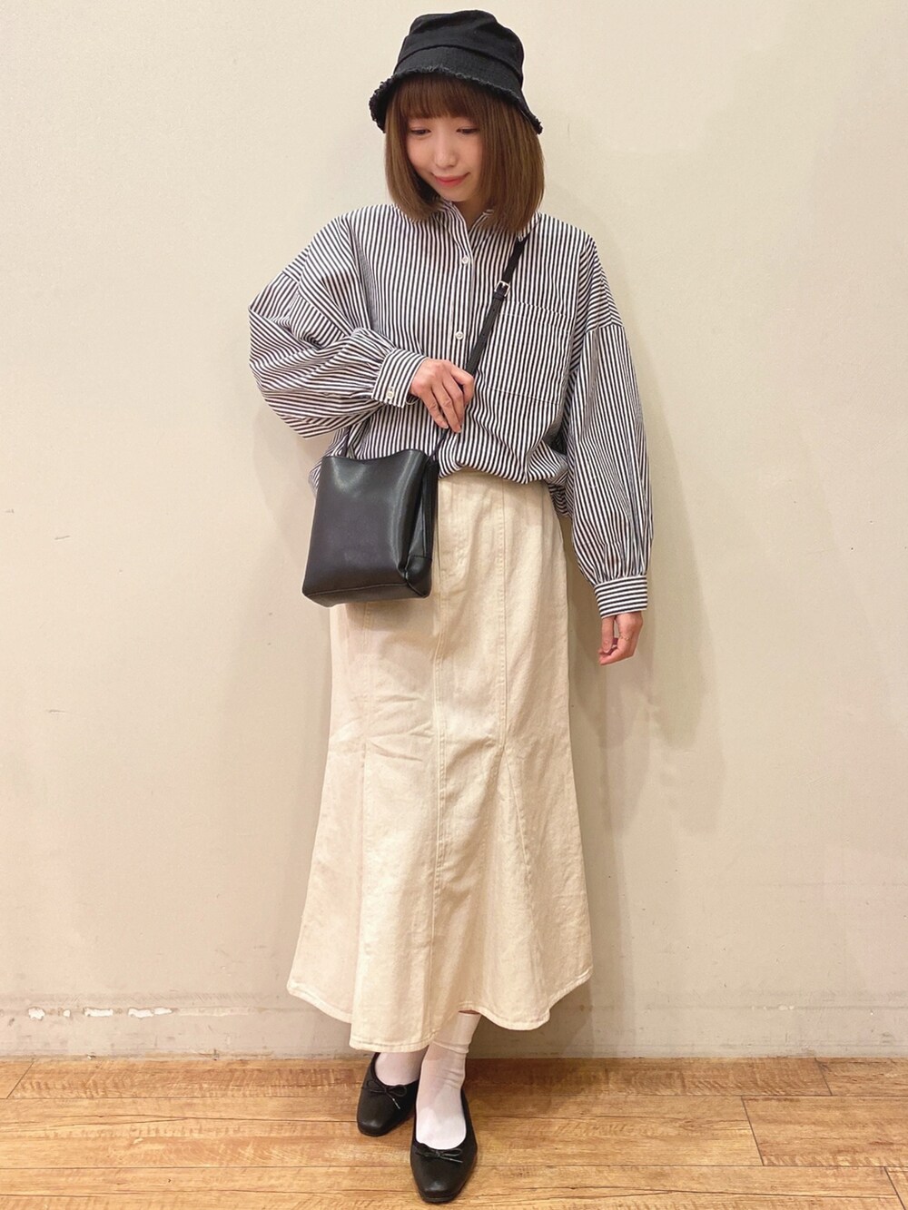 「春服みてみて、シンプル、春コーデ、大人かわいい、シャツスタイル、ストライプ、オーバーサイズ、ビッグシルエット、マーメイドスカート、スカート、プチプラコーデ、バケットハット、ショルダーバッグ、バレエシューズ、シューラルー」|「DRESKIPのフリンジバケットハット(ハット、ブラック系)」を使った、RA★SEさん(レディース・162cm)の春コーディネートの4枚目の写真
