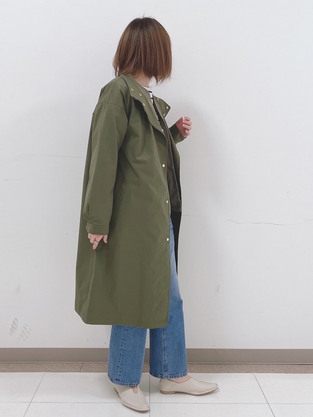 グリーン系のその他アウター、グリーン系のダウンジャケット/コート、ブラック系のTシャツ/カットソーを着用したレディースの冬コーディネートの2枚目の写真