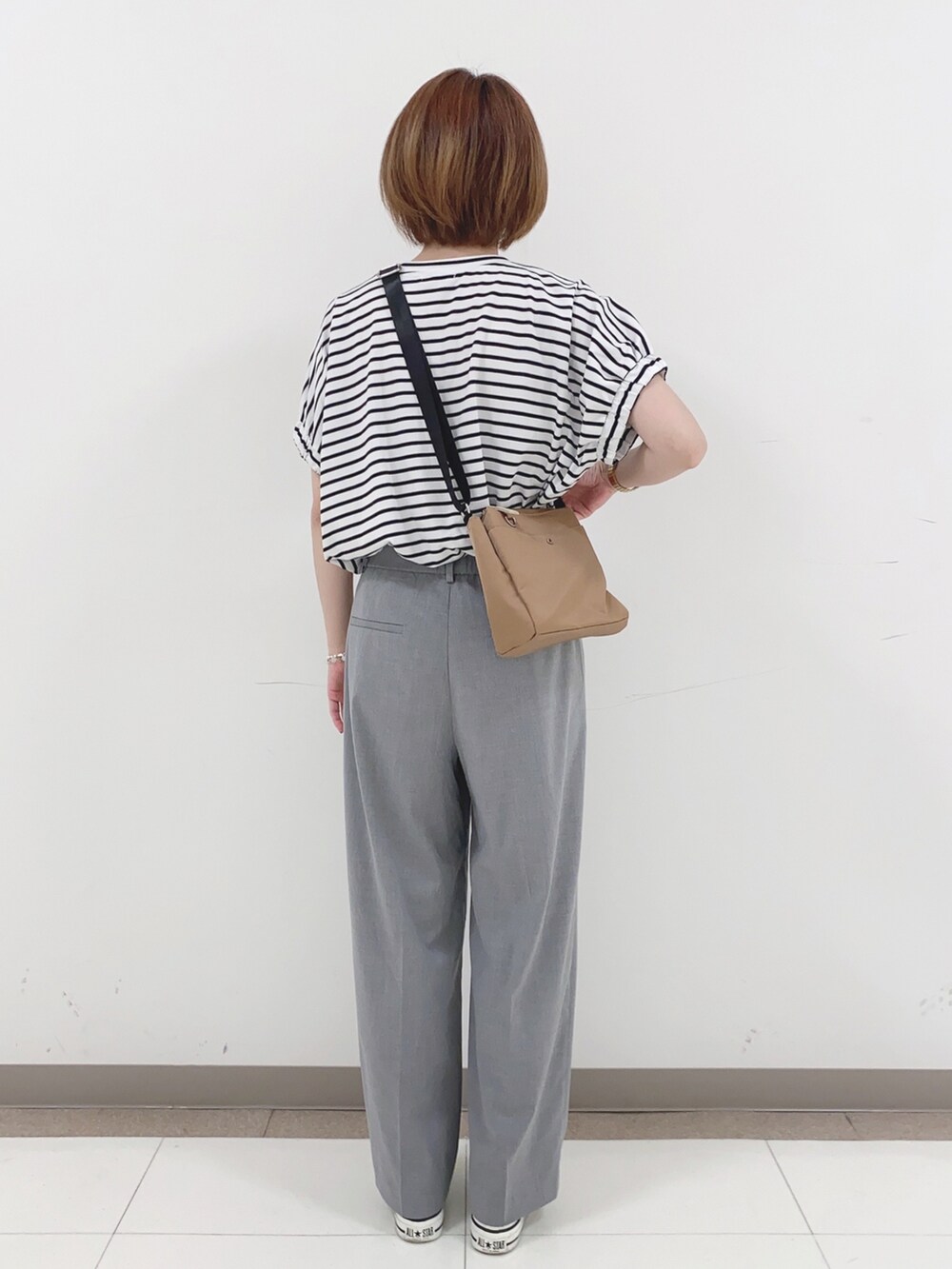 ブラック系のTシャツ/カットソー、グレー系のその他パンツ、イエロー系のショルダーバッグを着用したレディースの夏コーディネートの3枚目の写真