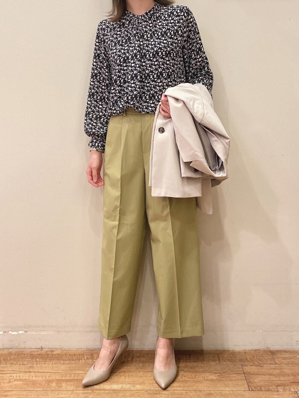 ベージュ系のテーラードジャケット、ブラック系のシャツ/ブラウス、イエロー系のその他パンツを着用したレディースの春コーディネートの4枚目の写真