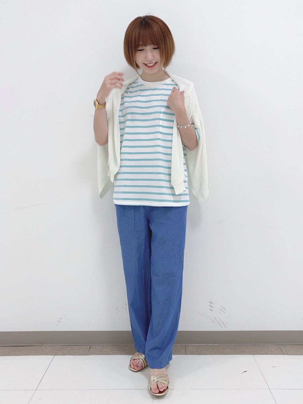 ホワイト系のカーディガン/ボレロ、グリーン系のTシャツ/カットソー、ブルー系のその他パンツを着用したレディースの夏コーディネートの4枚目の写真