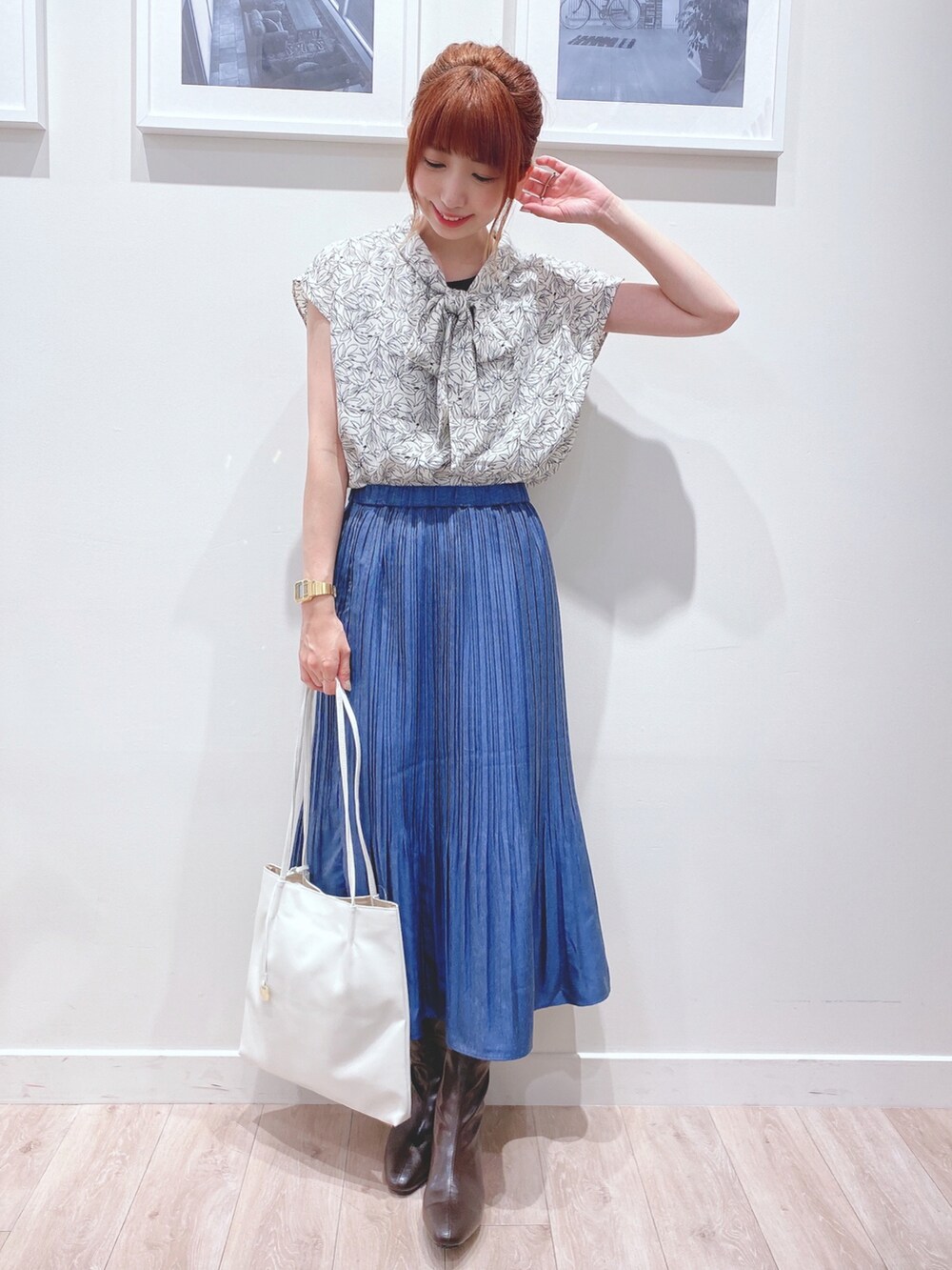 ホワイト系のシャツ/ブラウス、ブルー系のスカート、ブラウン系のブーツを着用したレディースの夏コーディネートの4枚目の写真