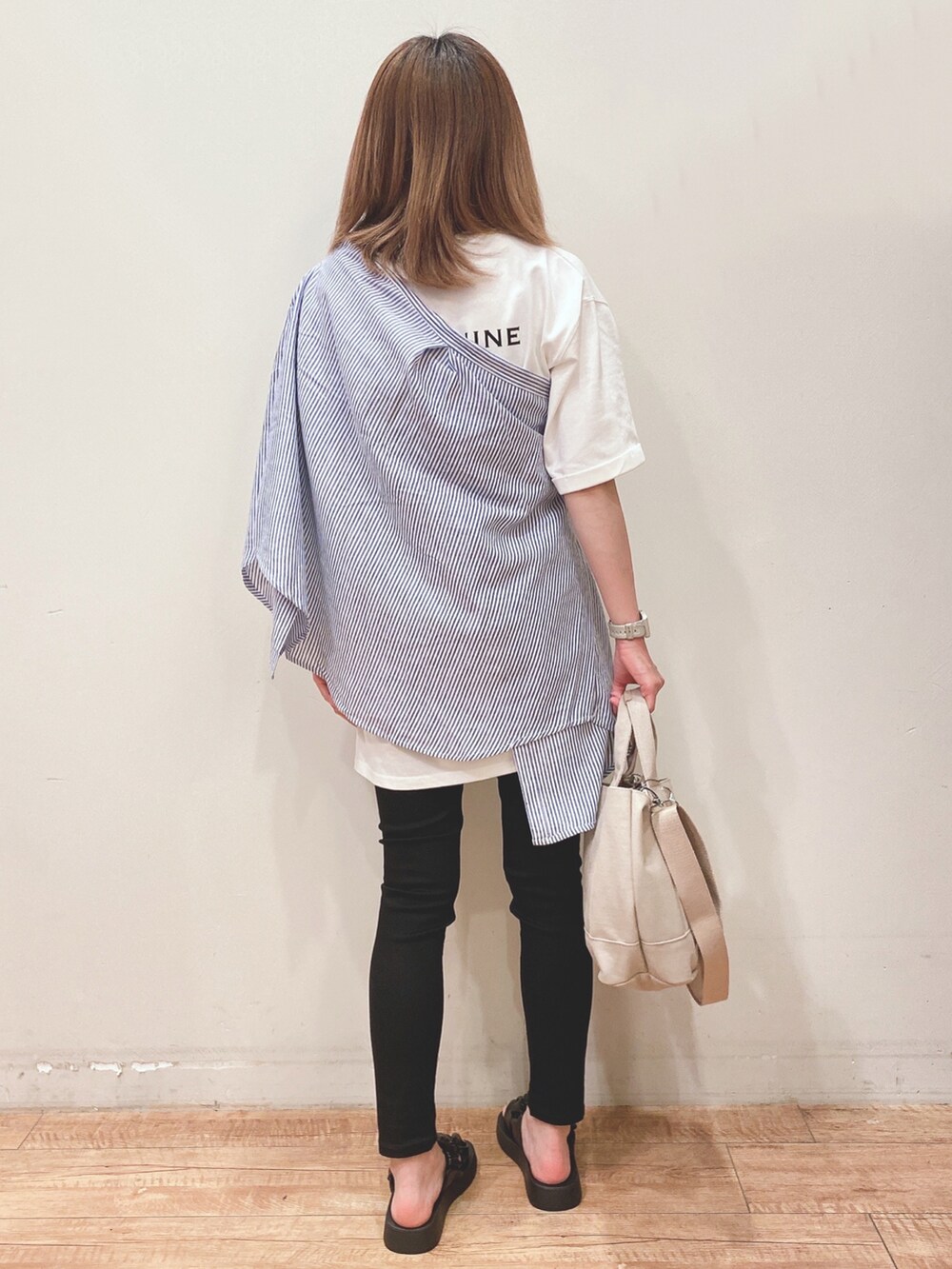 ホワイト系のTシャツ/カットソー、ブルー系のシャツ/ブラウス、ブラック系のその他パンツを着用したレディースの春コーディネートの3枚目の写真