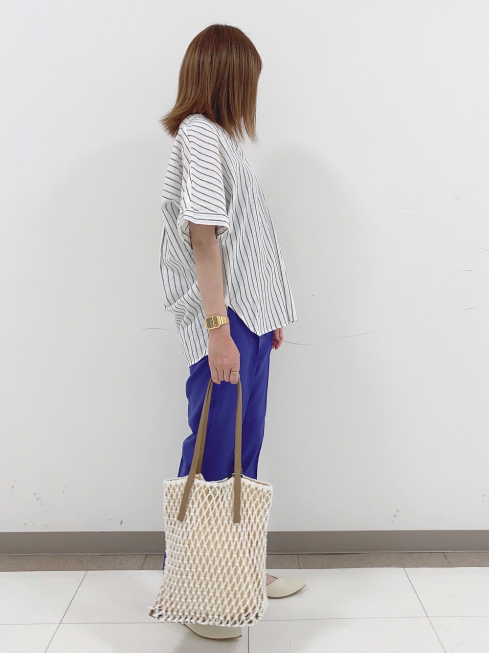 ブルー系のシャツ/ブラウス、ブルー系のその他パンツ、ベージュ系のパンプスを着用したレディースの春コーディネートの2枚目の写真