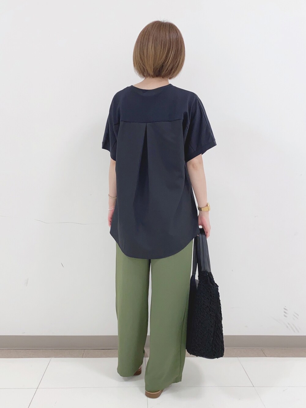 ブラック系のTシャツ/カットソー、グリーン系のその他パンツ、その他のサンダルを着用したレディースの夏コーディネートの3枚目の写真