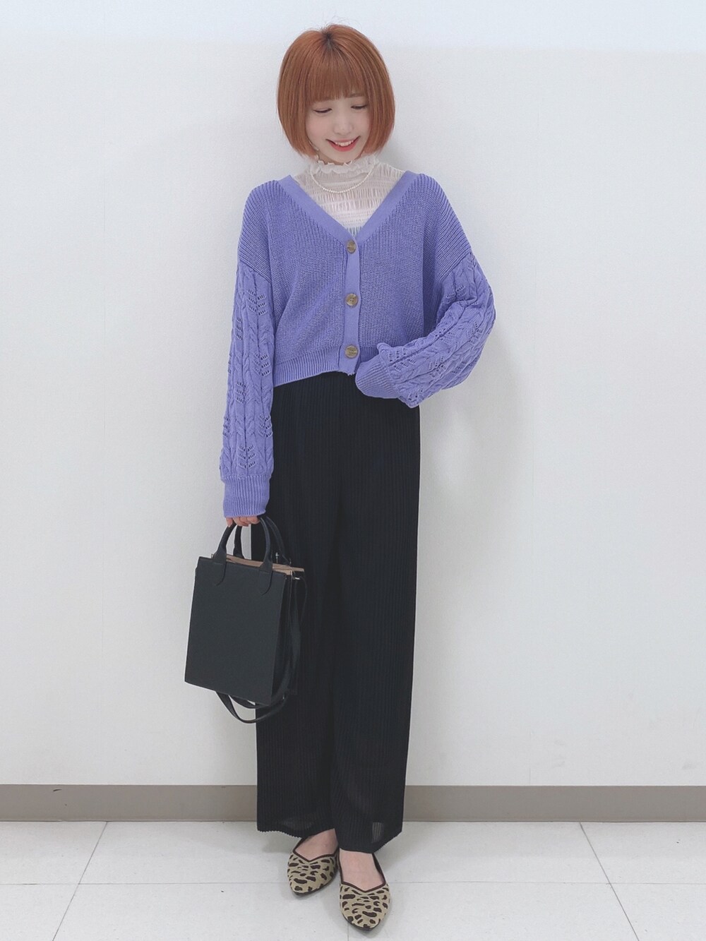 パープル系のカーディガン/ボレロ、ホワイト系のTシャツ/カットソー、ブラック系のその他パンツを着用したレディースの秋コーディネートの4枚目の写真