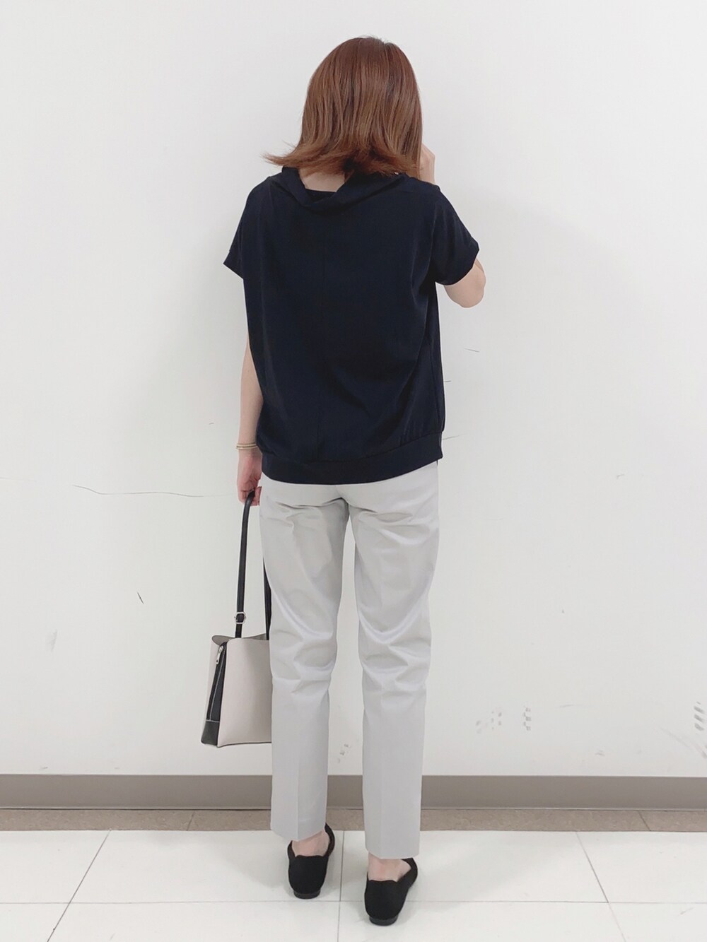 ブラック系のTシャツ/カットソー、グレー系のその他パンツ、ブラック系のパンプスを着用したレディースの夏コーディネートの3枚目の写真