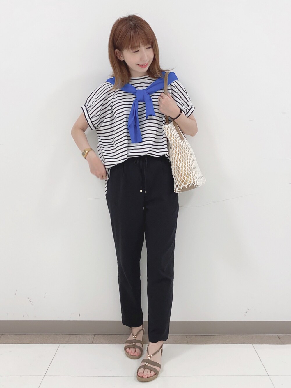 ブラック系のTシャツ/カットソー、ブルー系のカーディガン/ボレロ、ブラック系のその他パンツを着用したレディースの春コーディネートの4枚目の写真