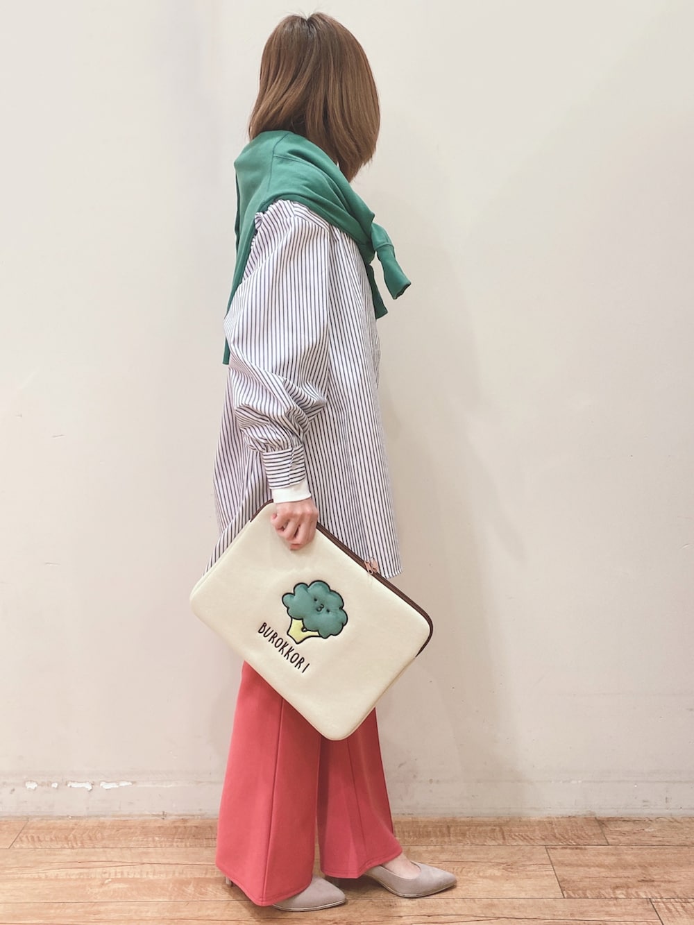 グリーン系のカーディガン/ボレロ、ブルー系のシャツ/ブラウス、ホワイト系のTシャツ/カットソーを着用したレディースの春コーディネートの2枚目の写真