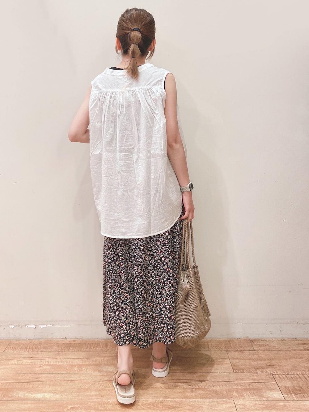ホワイト系のシャツ/ブラウス、ブルー系のその他パンツ、ベージュ系のトートバッグを着用したレディースの春コーディネートの3枚目の写真