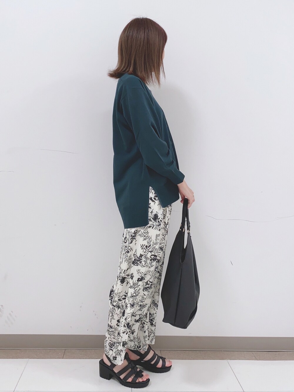 グリーン系のカーディガン/ボレロ、グレー系のタンクトップ、ベージュ系のその他パンツを着用したレディースの春コーディネートの2枚目の写真