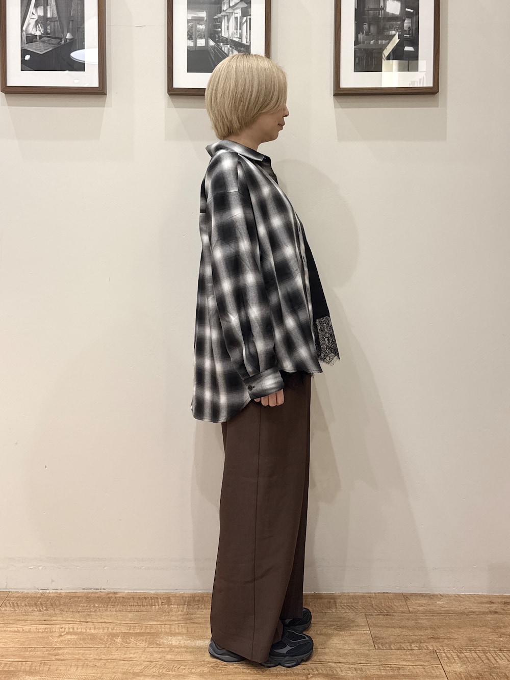 グレー系のシャツ/ブラウス、ブラック系のTシャツ/カットソー、ブラウン系のその他パンツを着用したレディースの秋コーディネートの2枚目の写真