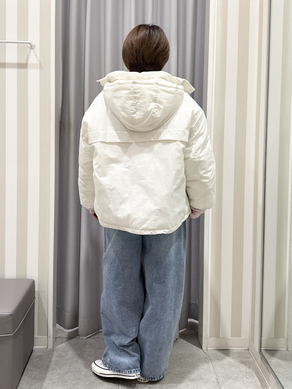 ピンク系のスウェット、ホワイト系のその他アウター、ブルー系のデニムパンツを着用したレディースの秋コーディネートの3枚目の写真