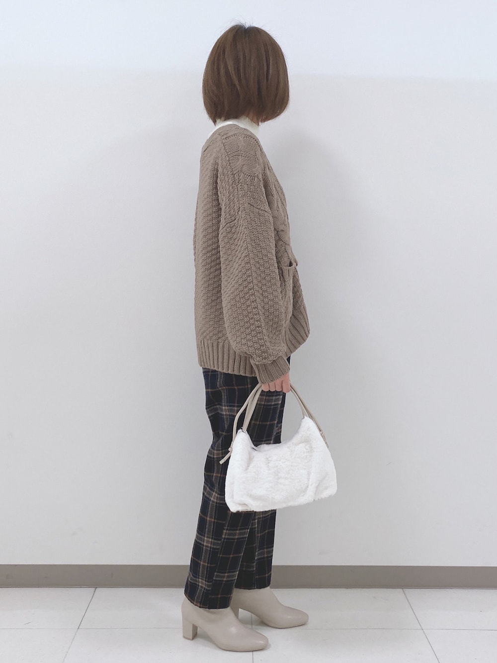 ホワイト系のニット/セーター、ベージュ系のカーディガン/ボレロ、ブルー系のその他パンツを着用したレディースの秋コーディネートの2枚目の写真