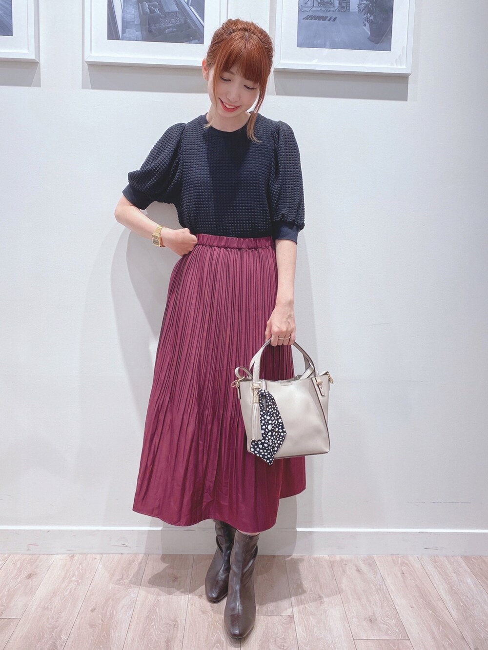 ブラック系のTシャツ/カットソー、パープル系のスカート、ブラウン系のブーツを着用したレディースの夏コーディネートの4枚目の写真