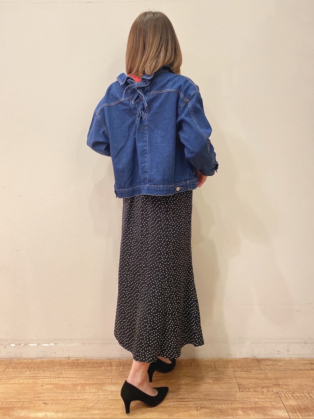 ピンク系のニット/セーター、ブルー系のデニムジャケット、ブラック系のスカートを着用したレディースの春コーディネートの3枚目の写真