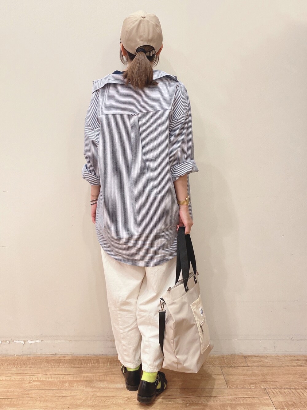 ブルー系のTシャツ/カットソー、グレー系のトートバッグ、ブルー系のシャツ/ブラウスを着用したレディースの春コーディネートの3枚目の写真