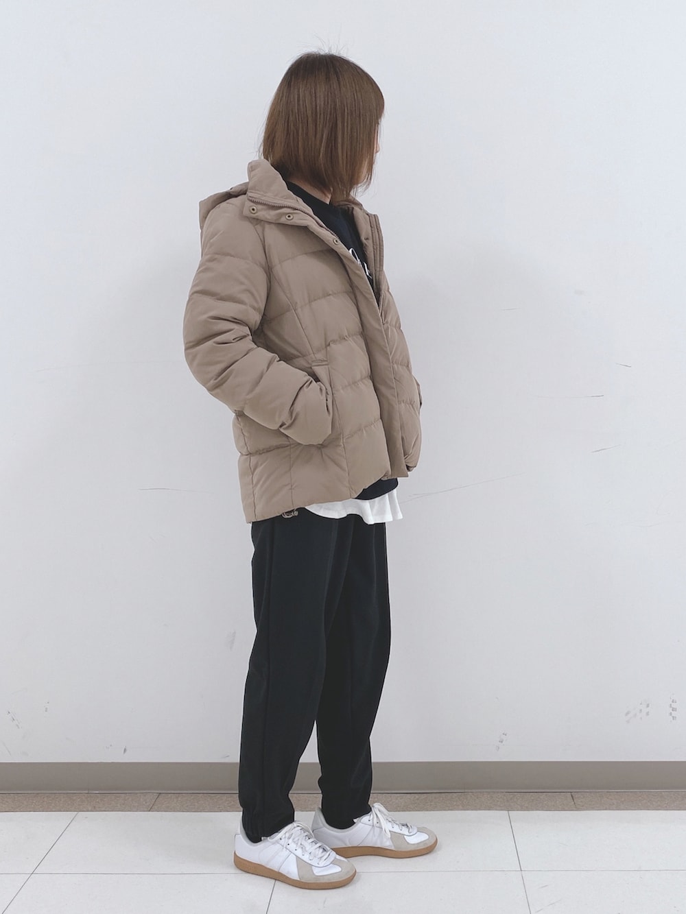 ベージュ系のダウンジャケット/コート、ブラック系のスウェット、ブラック系のその他パンツを着用したレディースの冬コーディネートの2枚目の写真