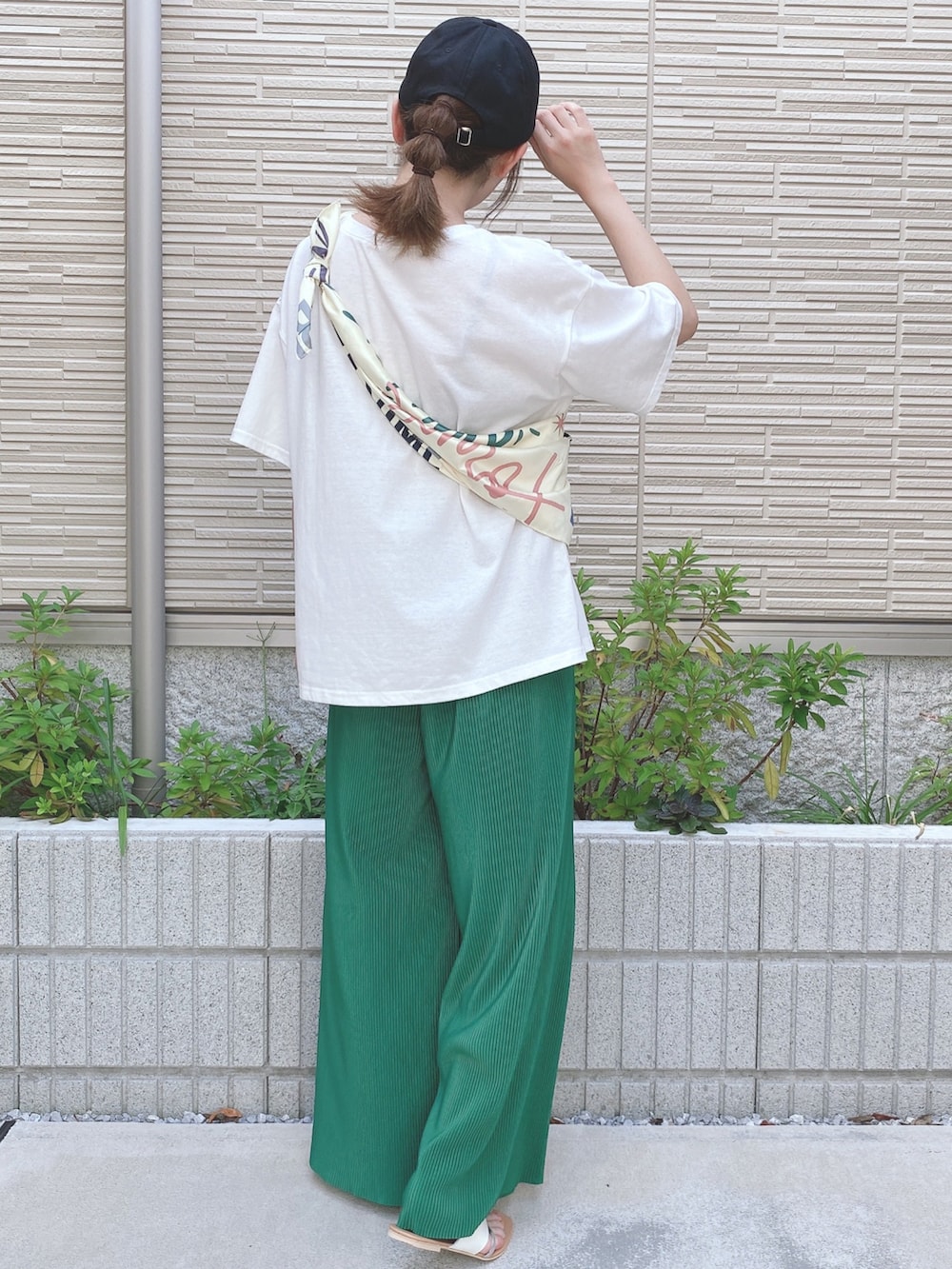 ホワイト系のTシャツ/カットソー、グリーン系のその他パンツ、ベージュ系のサンダルを着用したレディースの夏コーディネートの2枚目の写真