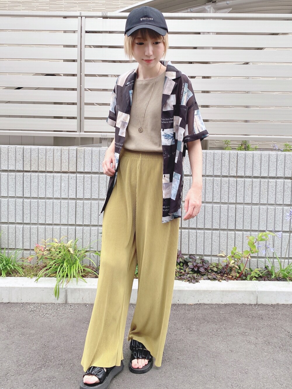 グリーン系のタンクトップ、ブラック系のシャツ/ブラウス、グリーン系のその他パンツを着用したレディースの夏コーディネートの2枚目の写真