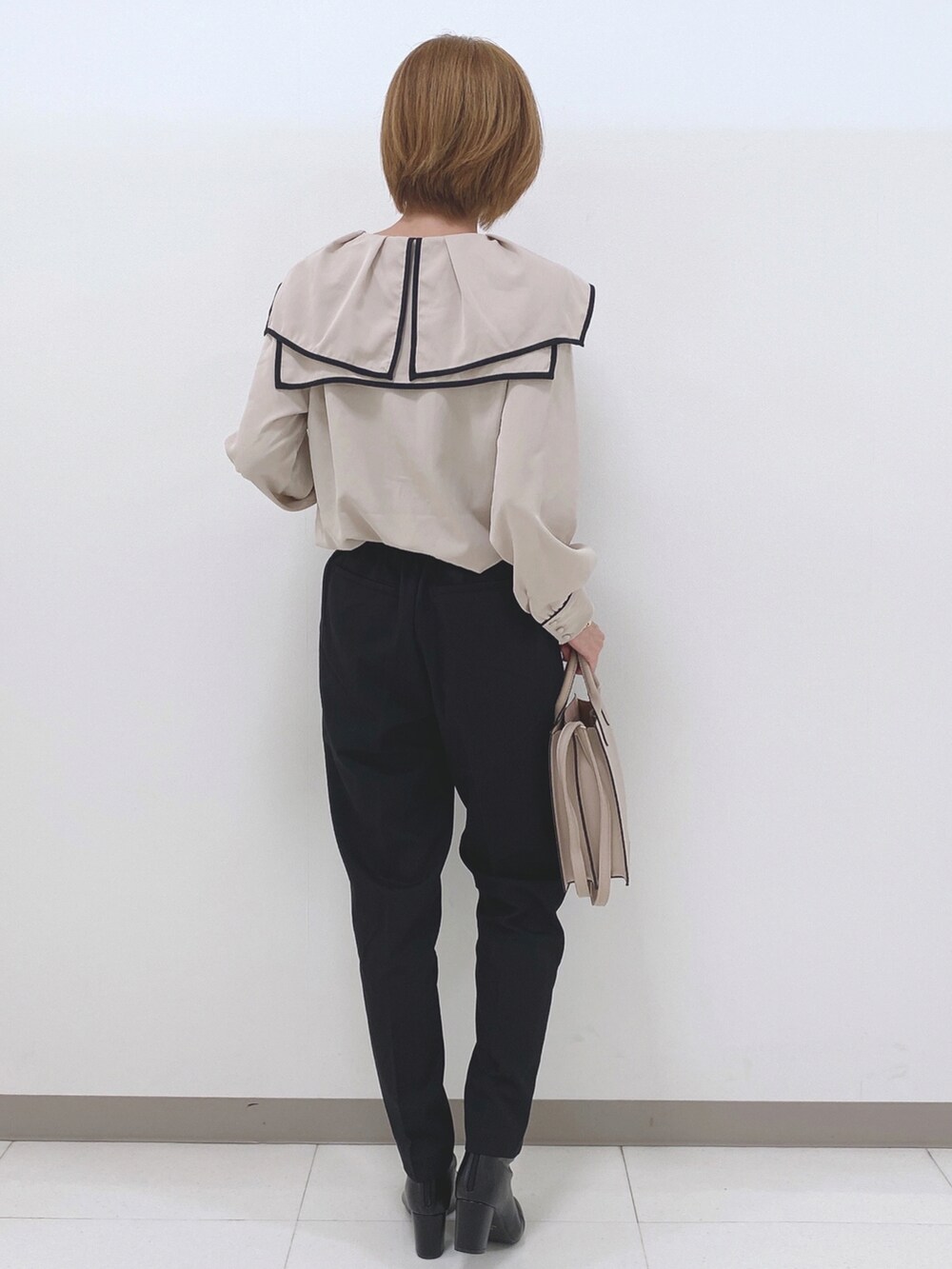 ベージュ系のシャツ/ブラウス、ブラック系のその他パンツ、ベージュ系のバッグを着用したレディースの夏コーディネートの3枚目の写真