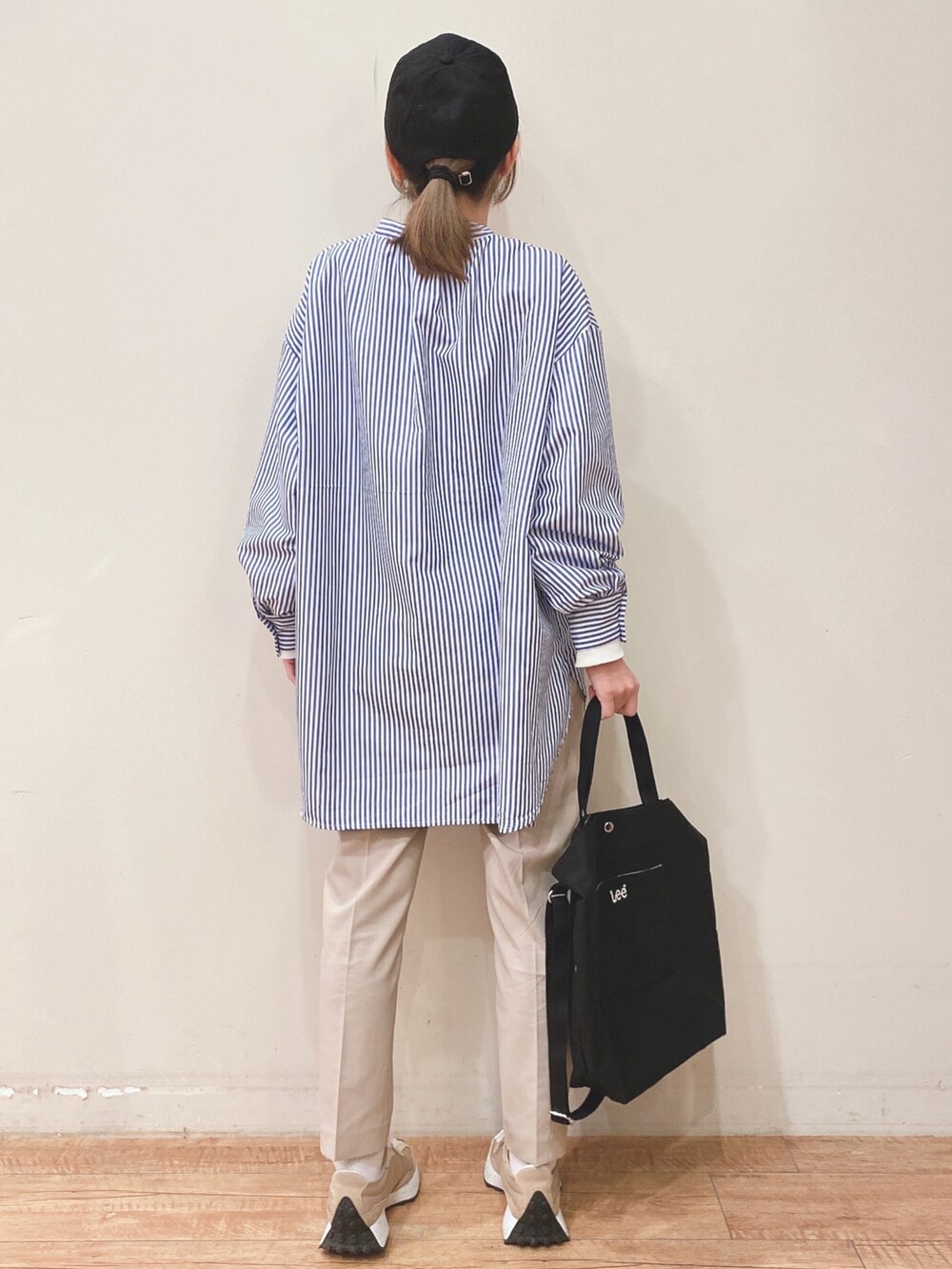 ホワイト系のTシャツ/カットソー、ブルー系のワンピース、ベージュ系のスニーカーを着用したレディースの春コーディネートの3枚目の写真