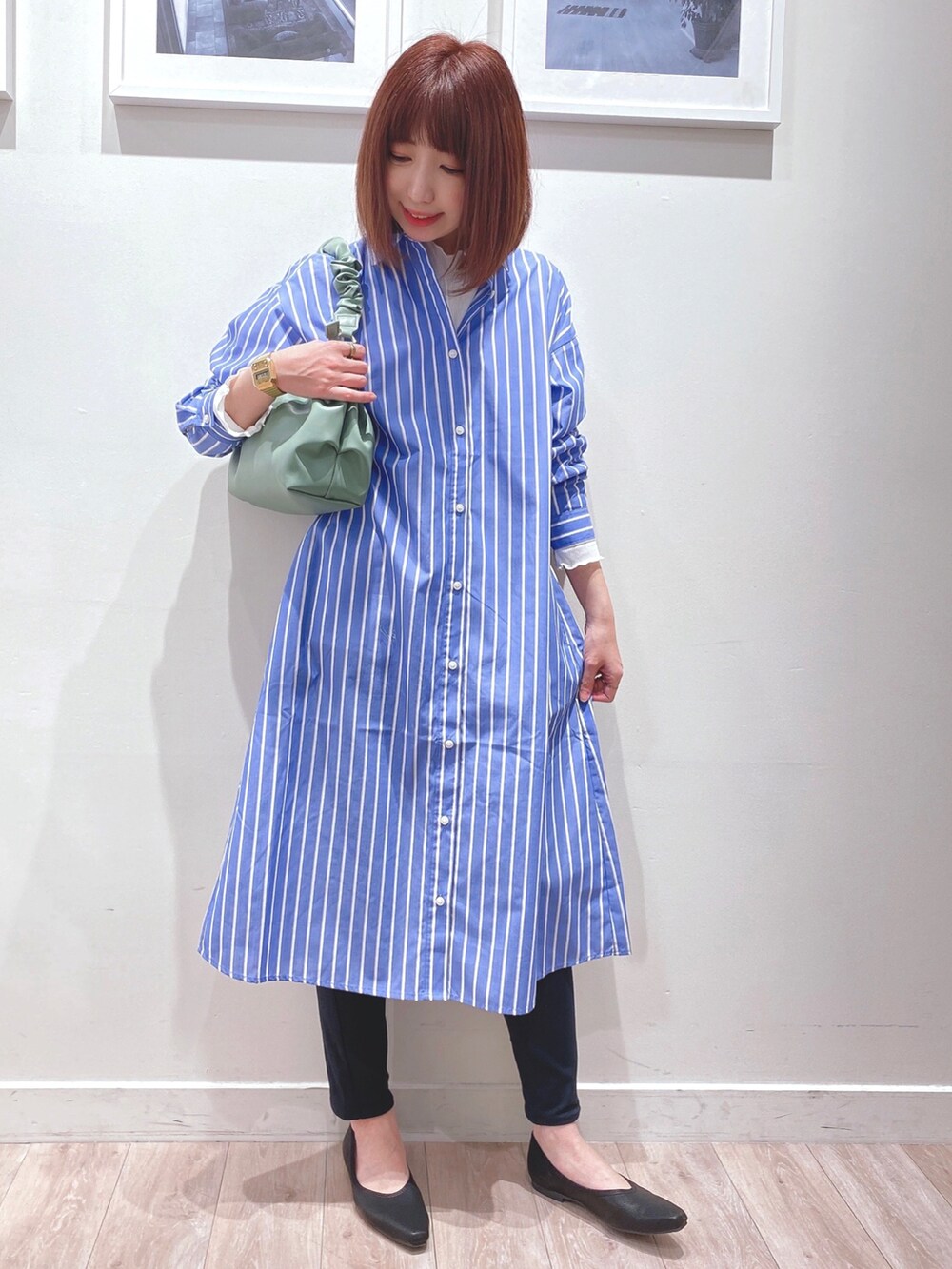 ブルー系のワンピース、ホワイト系のTシャツ/カットソー、ブラック系のその他パンツを着用したレディースの春コーディネートの3枚目の写真