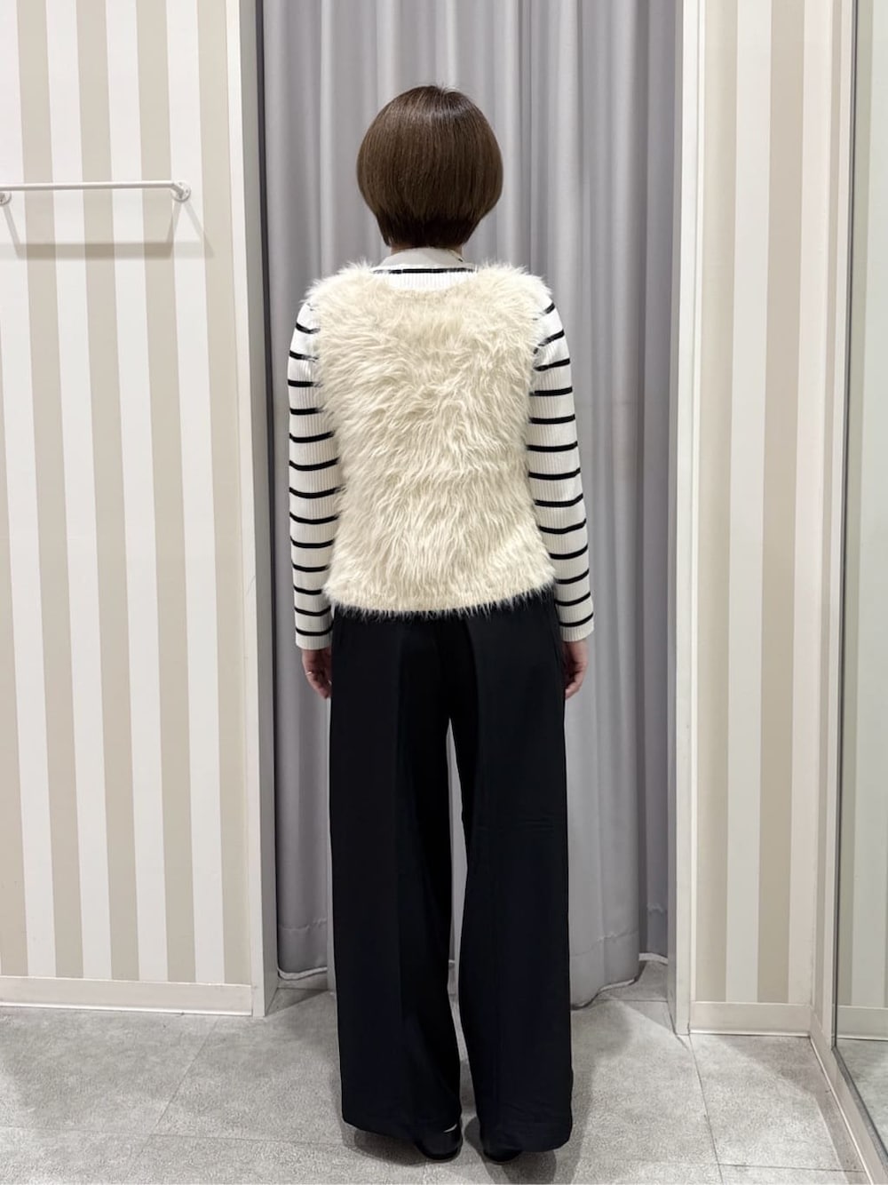 ホワイト系のその他トップス、ブラック系のその他パンツを着用したレディースの秋コーディネートの3枚目の写真