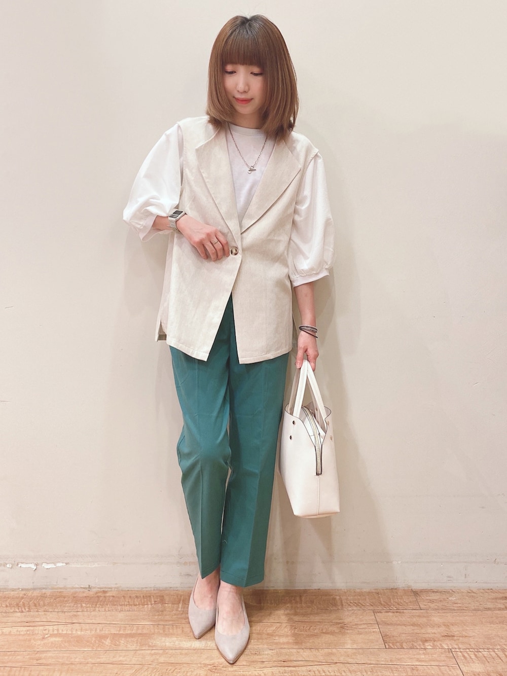 ベージュ系のベスト、ホワイト系のTシャツ/カットソー、グリーン系のその他パンツを着用したレディースの春コーディネートの4枚目の写真