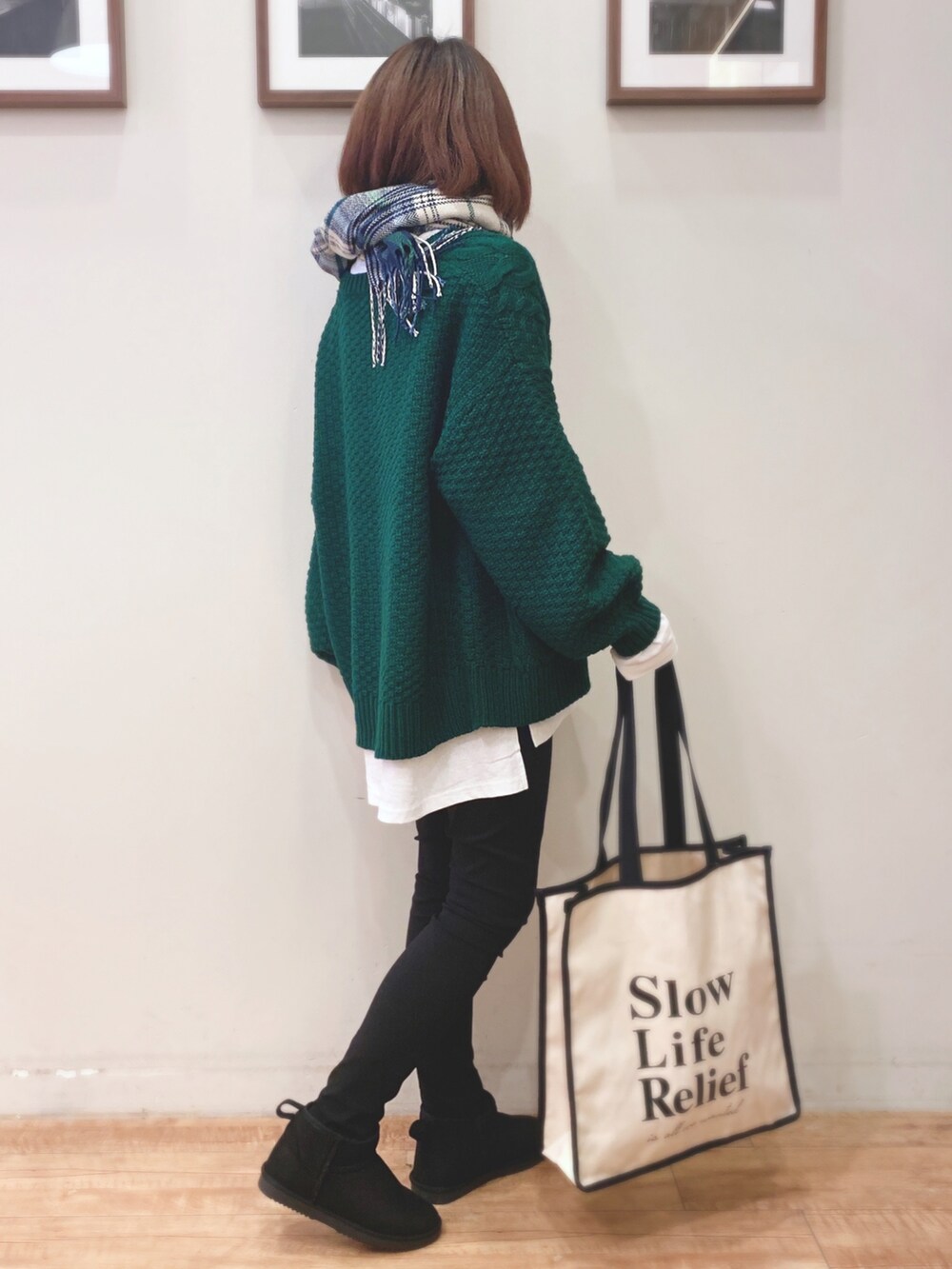 グリーン系のカーディガン/ボレロ、ブラック系のその他パンツ、ブラック系のブーツを着用したレディースの秋コーディネートの3枚目の写真