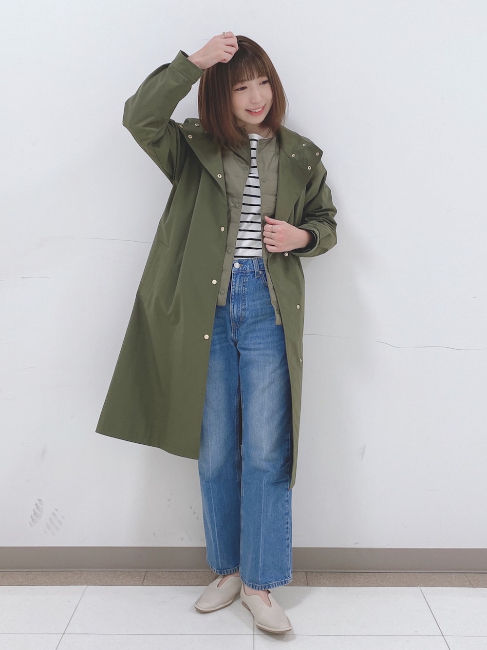 グリーン系のその他アウター、グリーン系のダウンジャケット/コート、ブラック系のTシャツ/カットソーを着用したレディースの冬コーディネートの4枚目の写真