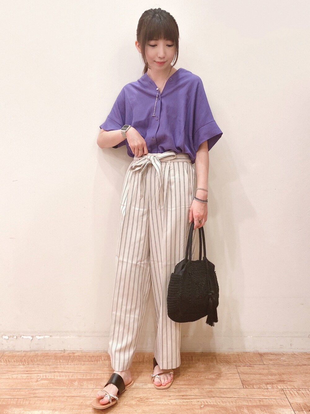 パープル系のシャツ/ブラウス、ベージュ系のその他パンツ、ブラック系のサンダルを着用したレディースの春コーディネートの4枚目の写真