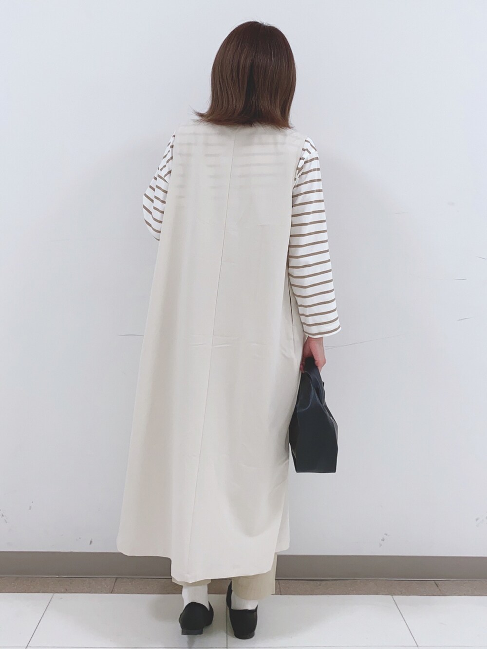 ベージュ系のベスト、ベージュ系のTシャツ/カットソー、ベージュ系のその他パンツを着用したレディースの春コーディネートの3枚目の写真