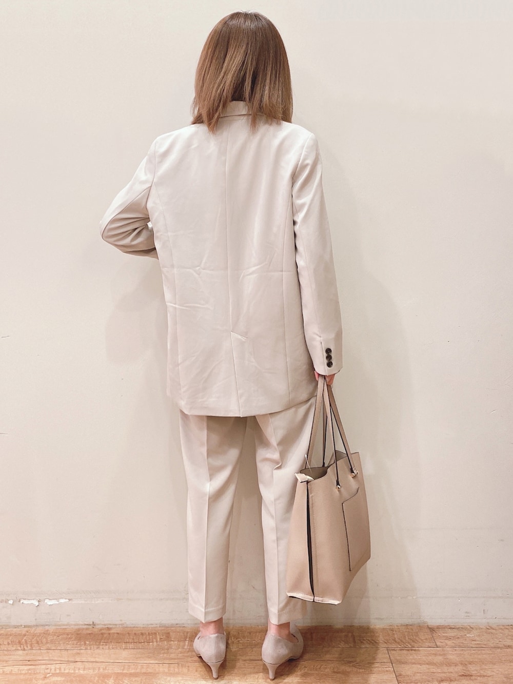 ホワイト系のシャツ/ブラウス、ベージュ系のテーラードジャケット、ベージュ系のその他パンツを着用したレディースの春コーディネートの3枚目の写真