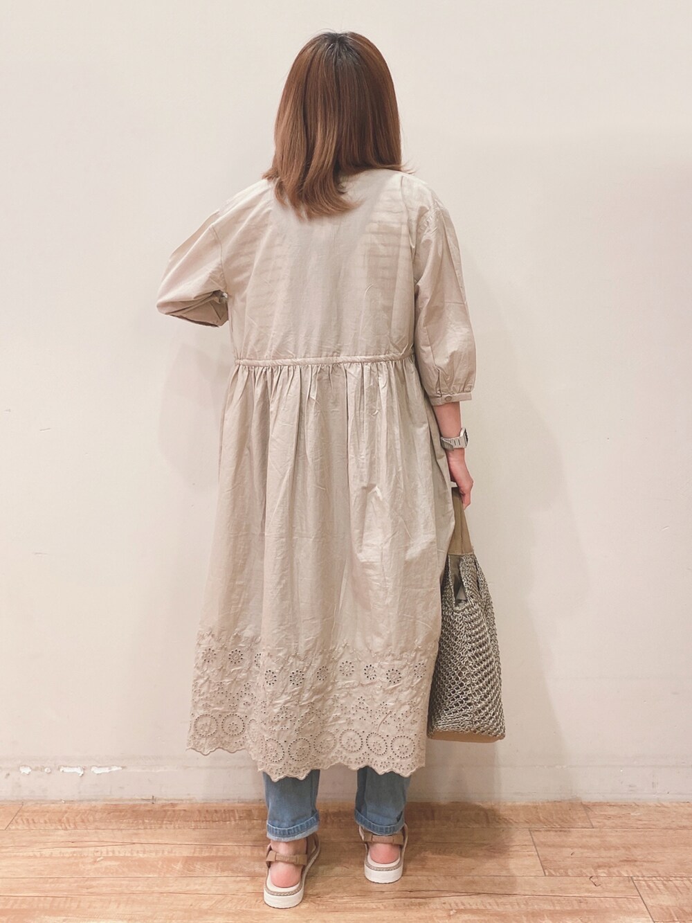 ブルー系のサロペット/オーバーオール、ベージュ系のワンピース、ブラック系のTシャツ/カットソーを着用したレディースの春コーディネートの3枚目の写真