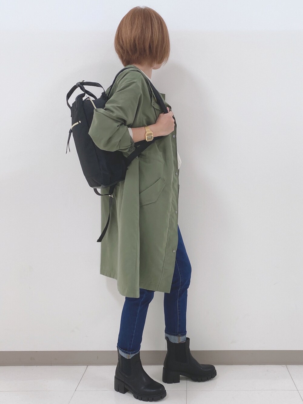 グリーン系のその他アウター、ベージュ系のTシャツ/カットソー、ブルー系のデニムパンツを着用したレディースの秋コーディネートの2枚目の写真