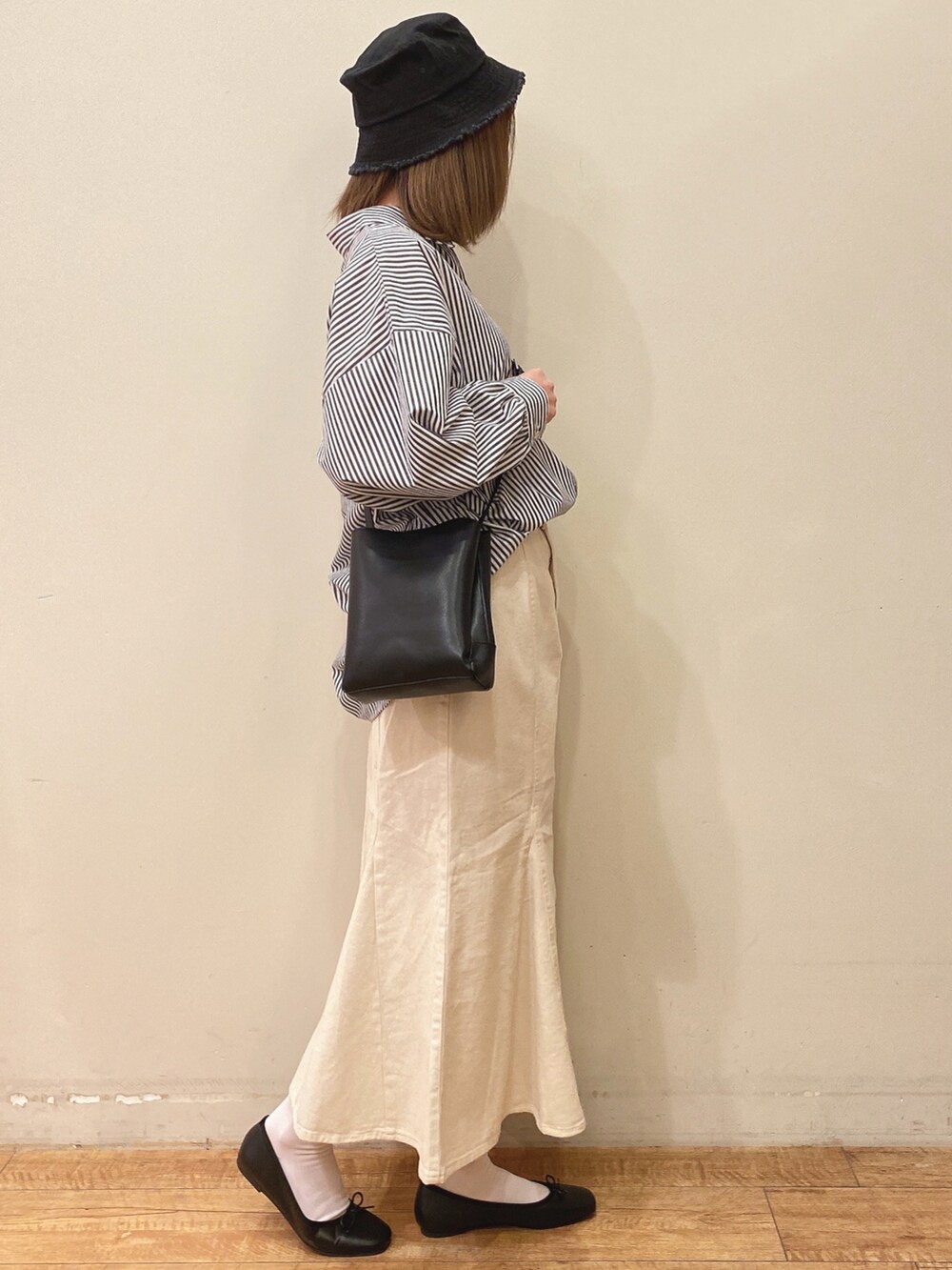 「春服みてみて、シンプル、春コーデ、大人かわいい、シャツスタイル、ストライプ、オーバーサイズ、ビッグシルエット、マーメイドスカート、スカート、プチプラコーデ、バケットハット、ショルダーバッグ、バレエシューズ、シューラルー」|「DRESKIPのフリンジバケットハット(ハット、ブラック系)」を使った、RA★SEさん(レディース・162cm)の春コーディネートの2枚目の写真