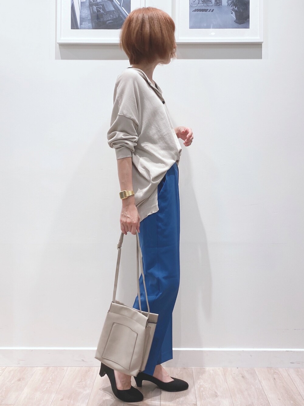 ベージュ系のカーディガン/ボレロ、ブルー系のその他パンツ、グレー系のショルダーバッグを着用したレディースの秋コーディネートの2枚目の写真