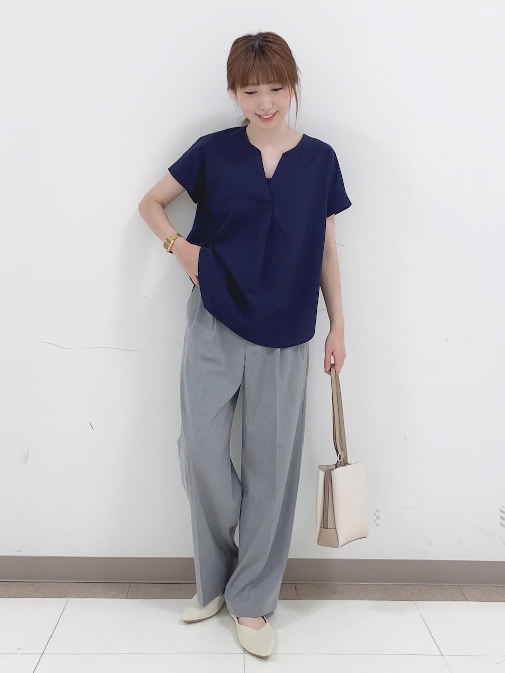 ブルー系のシャツ/ブラウス、ベージュ系のショルダーバッグ、ベージュ系のパンプスを着用したレディースの春コーディネートの4枚目の写真